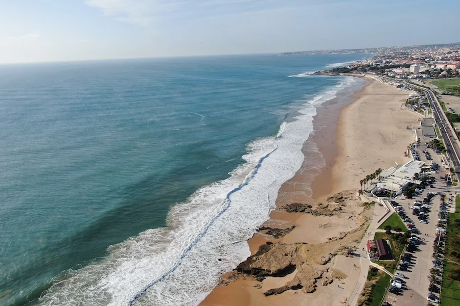 Salvos pelas pranchas de surf: quatro amigos ficaram 36 horas à deriva no  mar da Indónesia – Observador