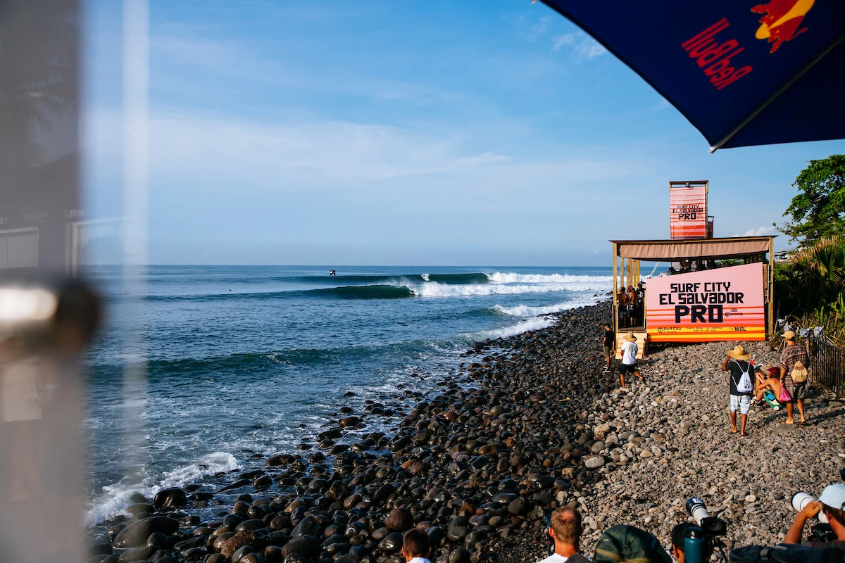 Slater, Florence e Robinson surpreendentemente eliminados no 1º dia do Surf City CT El Salvador Pro
