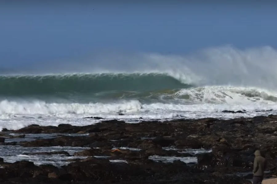 Jeff Bay O mesmo swell filmado em Jeffrey´s Bay e Skeleton Bay.