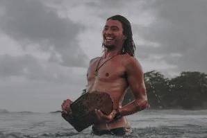 MIGUEL BLANCO DEIXA IMPACTO NA COMUNIDADE DE SÃO TOMÉ ONDE FEZ A PRIMEIRA LIMPEZA DE PRAIA ORGANIZADA POR SURFISTAS