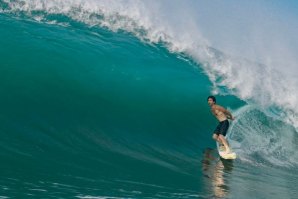 Mason Ho leva groms em visita de estudo pela Indonésia