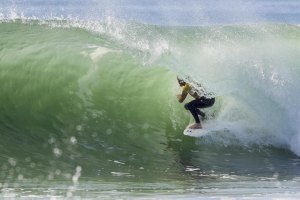 John John Florence parece em sintonia com os cilindros de Supertubos.