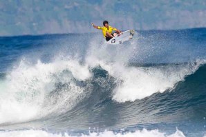 HINO AO SURF NO 2.º DIA DO AZORES AIRLINES PRO 2016
