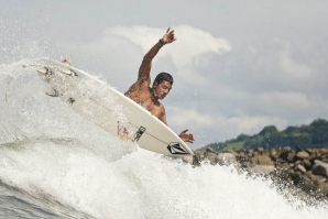 CARLOS MUÑOZ VENCE DISPUTA ONLINE E RECEBE WILDCARD PARA O HURLEY PRO TRESTLES