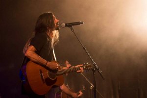 Armandinho no palco do Aeroclube de Santa Cruz.
