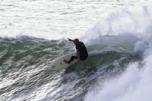 Kelly Slater testa uma twin fin 5’5