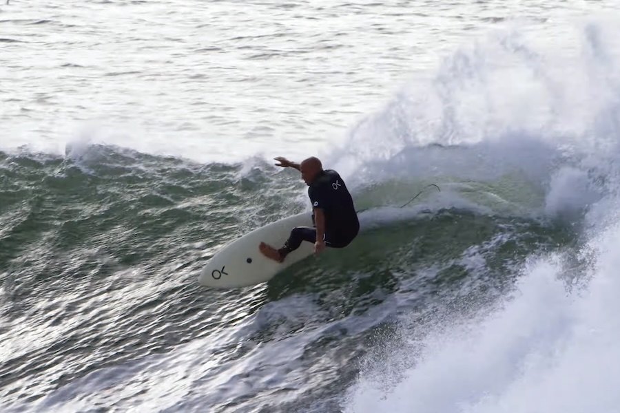 Kelly Slater testa uma twin fin 5’5 em Snapper Rocks