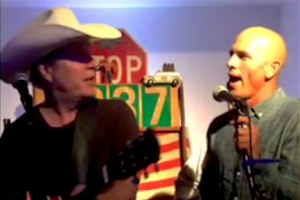 Frame do Video de Slater a cantar One Love
