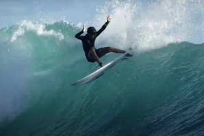O jovem surfista Tiago Guerra numa viagem conturbada às Mentawai, depois de um mês sem poder surfar