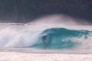 Ítalo Ferreiro surfa os tubos de Fernando de Noronha