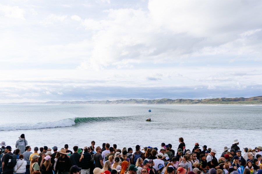 Semifinal entre Yago Dora e Italo Ferreira interrompida em Raglan após ataque de um animal a fotógrafo da WSL