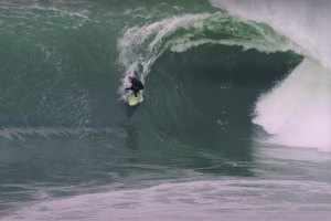 Três perspectivas diferentes de um swell pesado em Deadman's, a onda de Sydney que faz justiça ao seu nome