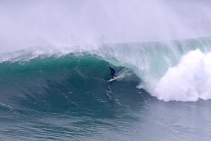 Nathan Florence enfrenta outer reef assustador com ondas gigantes e violentos wipeouts