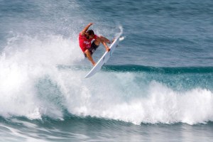 O brasileiro Jadson Andre é o surfista que mais ameaça a posição de Frederico Morais. 