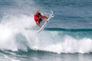 O brasileiro Jadson Andre é o surfista que mais ameaça a posição de Frederico Morais. 