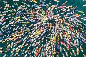 COMUNIDADE DE SURF CALIFORNIANA FAZ UM SENTIDO E BELO PADDLE OUT