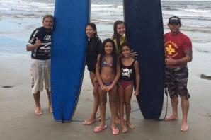 Surfista salva duas crianças durante uma competição no Brasil