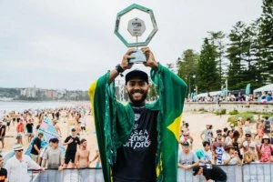 Jadson André com o troféu conquistado no Vissla Sydney Surf Pro Imagem: WSL / Matt Dunbar