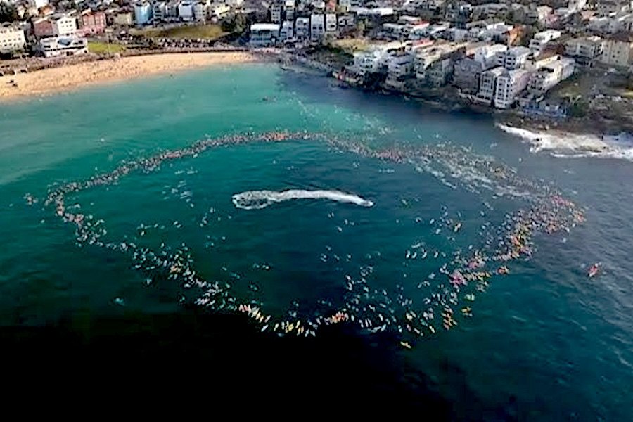 Praia de Bondi na Austrália reúne milhares para emocionante paddle-out em homenagem às vítimas do ataque