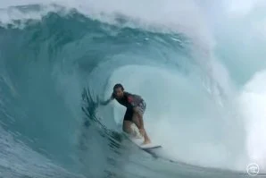 Frederico Morais com este tubo passa directo à ronda 3 do Billabong Pipe Masters