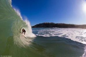 Gregório a entubar na Reserva Mundial de Surf da Ericeira