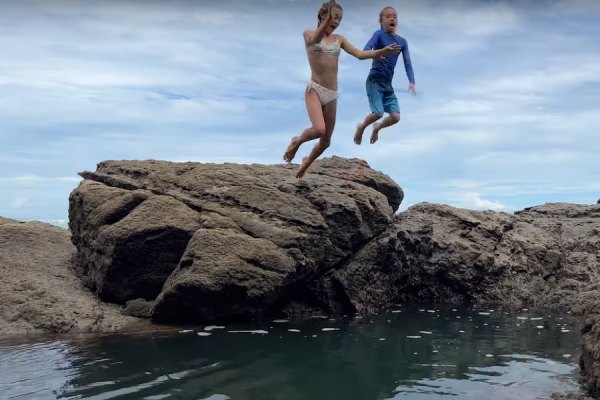 Os groms Alana e Luke Lopez nas ondas da Costa Rica