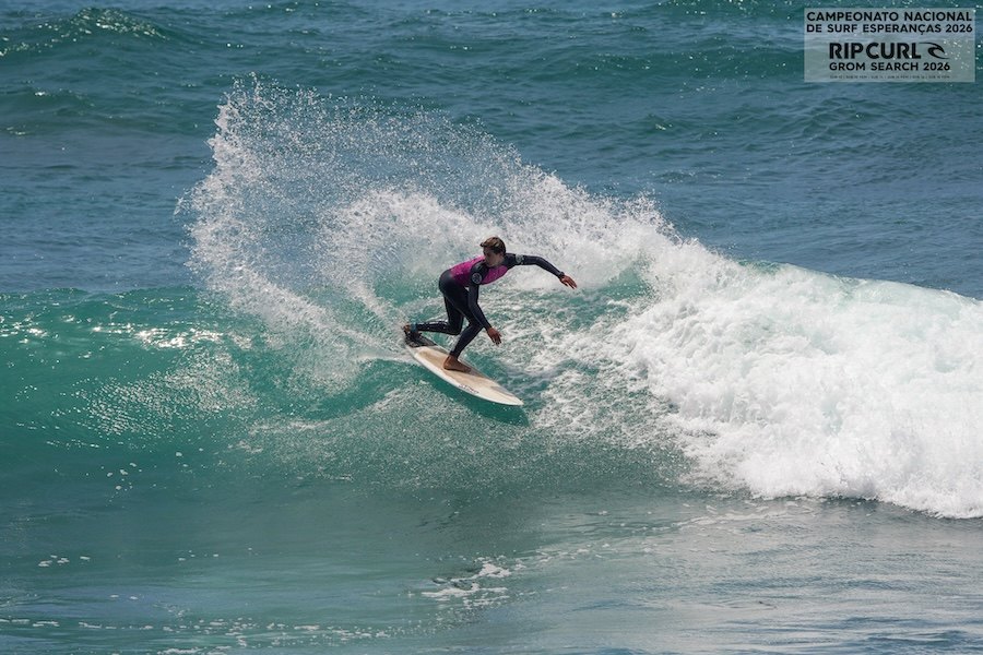 Ribeira d’Ilhas recebeu esta quinta feira o arranque do Rip Curl GromSearch 2026 com grandes ondas e muito talento jovem
