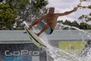 KELLY SLATER TESTA A PISCINA DE ONDAS DE WACO