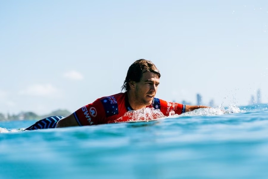 Jack Robinson eliminado por Julian Wilson e Morgan Cibilic no Gold Coast Pro