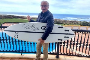 Tozé Correia no Marriot Hotel em Peniche após receber a prancha de Kelly Slater