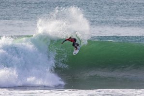 Francisca Veselko num grande momento de surf