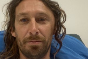 ASHER PACEY É ATINGIDO POR QUILHAS NA CABEÇA APÓS UM WIPEOUT