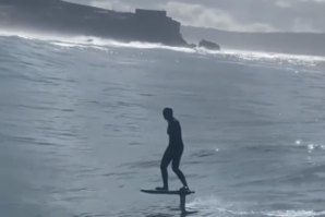 MAYA GABEIRA SURFA NA NAZARÉ NUM FOIL