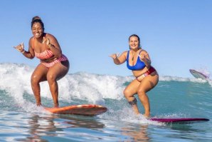 Curvy Surfer Girls - um grupo de mulheres que encontram confiança no seu corpo através do surf