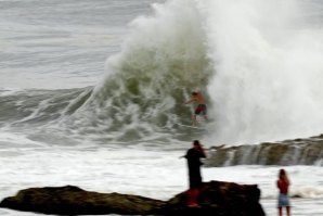 Mick Fanning surfa tubos explosivos em Snapper Rocks