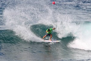 Com um surf poderoso, Adriano de Souza é um dos favoritos à vitória.