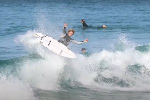 Diversão num beach break na Ericeira, com Afonso Antunes, Arran Strong, Henrique Pyrrait, entre outros