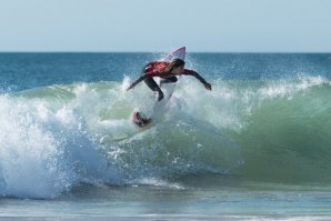 A Maria Chaves, de 14 anos, é um dos novos valores do surf feminino. 