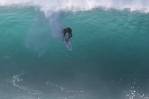 IRMÃOS FLORENCE DESFRUTAM DO SWELL BENDER NO SEU QUINTAL EM PIPELINE