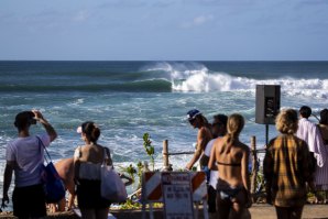 Início do Hurley Pro Sunset Beach continua em espera com boas previsões para terça-feira