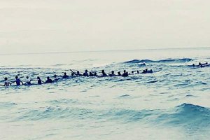 A corrente humana que salvou uma família numa praia da Flórida.