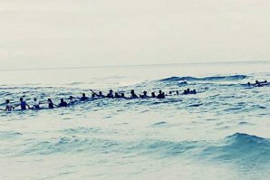 A corrente humana que salvou uma família numa praia da Flórida.