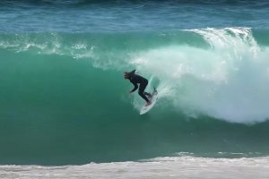 O surf da elite em Supertubos - Ewing, Italo e Florence no inverno português