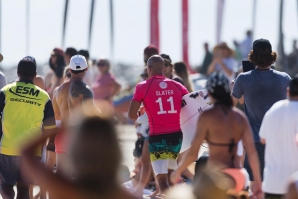 QUIKSILVER E ROXY PRO GOLD COAST COM O PERÍODO DE ESPERA PROLONGADO