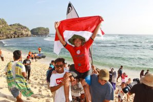Rio Waida a celebrar a vitória na praia de Watu Karung.