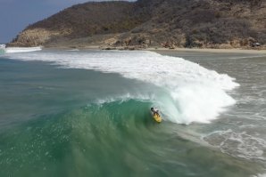 Será esta a onda de Barra de La Cruz no México onde Mason Ho acabou de surfar ?