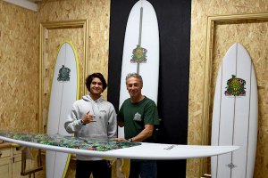 António Dantas, campeão nacional sub-18 e europeu júnior em 2018 com o seu novo shaper Lipe Dylong.