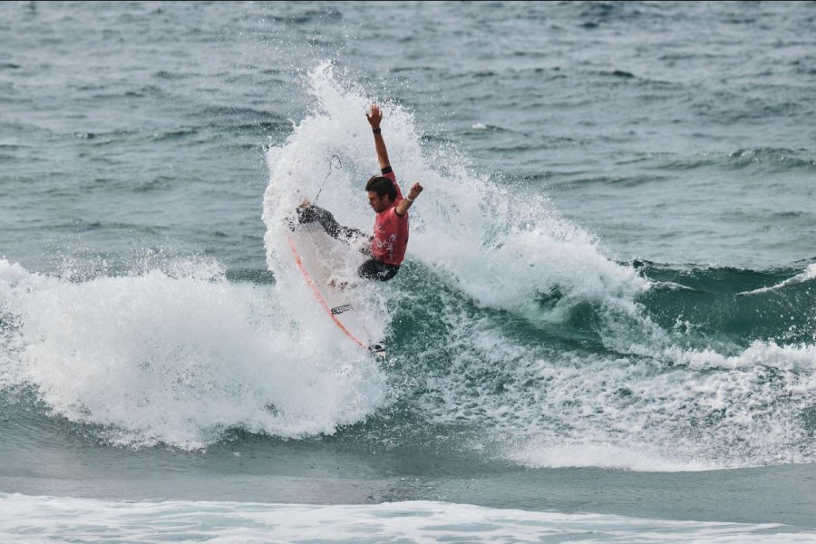 Surfistas de elite Portugueses competem por uma vitória nos Açores