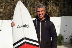 Marco Dafundo com a sua nova &quot;arma&quot; Country Surfboards.