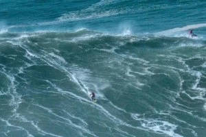 JOANA ANDRADE DESAFIA AS ONDAS DA NAZARÉ